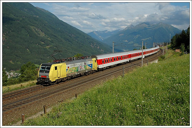 Turnuszug D 13311 mit Wagem aus Hamburg/Dortmund/Berlin nach Villach, am 26.7.2008 bei der Talfahrt der Tauern Sdrampe. Bespannt war der Zug mit E 189 920.