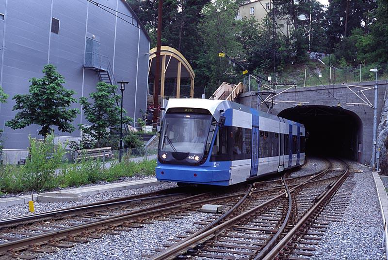 Tvrbanan, der ET 411 erreicht den Bf lvik (unten) aus dem Tunnel aus Richtung Stora Essingen
