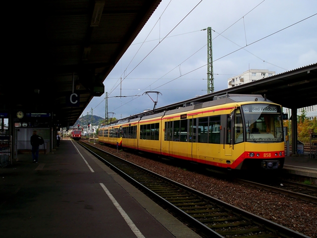 Tw ??? + Tw 858 stehen als Linie S6 zur Fahrt nach Bad Wildbad in Pforzheim Hbf. Aufgenommen am 11.10.2009