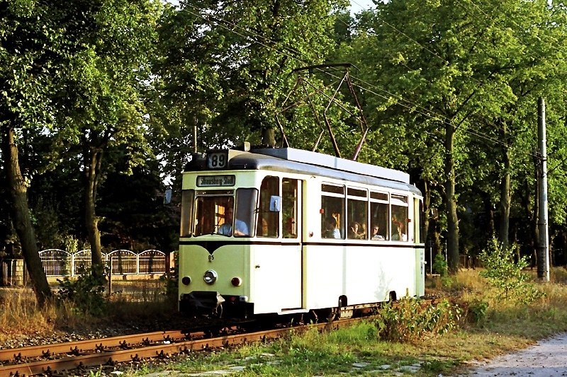Tw 05 kurz nach Verlassen der (H) S-Bahnhof (16. August 1999)