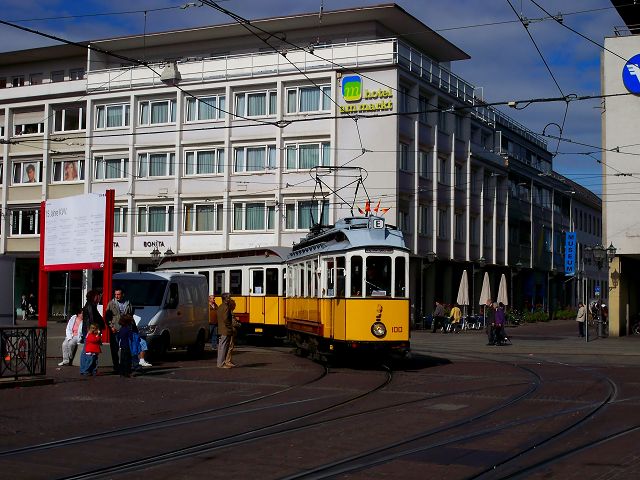 Tw 100 mit Bw 298 beim Marktplatz. Aufgenommen am 4.10.2009