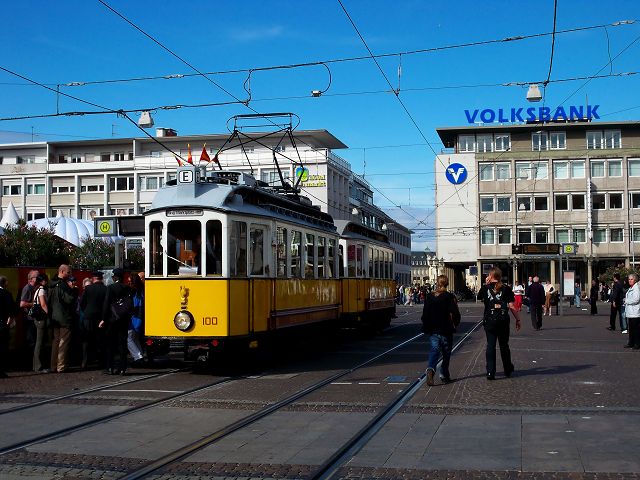 Tw 100 mit Bw 298 beim Marktplatz. Aufgenommen am 4.10.2009