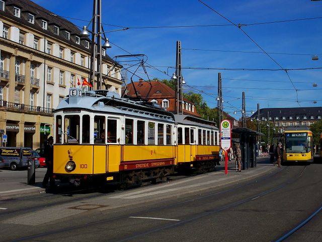 Tw 100 wartet mit Bw 298 am Hauptbahnhof aufs Abfahrtssignal. Aufgenommen am 4.10.2009