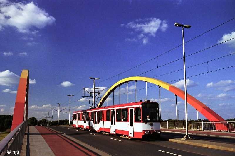 Tw 1005 auf der neuen Aakerf�hrbr�cke (29. Juni 2000). Die neue Aakerf�hrbr�cke wurde im M�rz 1997 er�ffnet. Stra�enbahnen fuhren aber nicht mehr lange dar�ber, denn mit Inbetriebnahme des Stadtbahntunnels Duissern - Meiderich im Herbst 2000 wurde die oberirdische Strecke still gelegt.