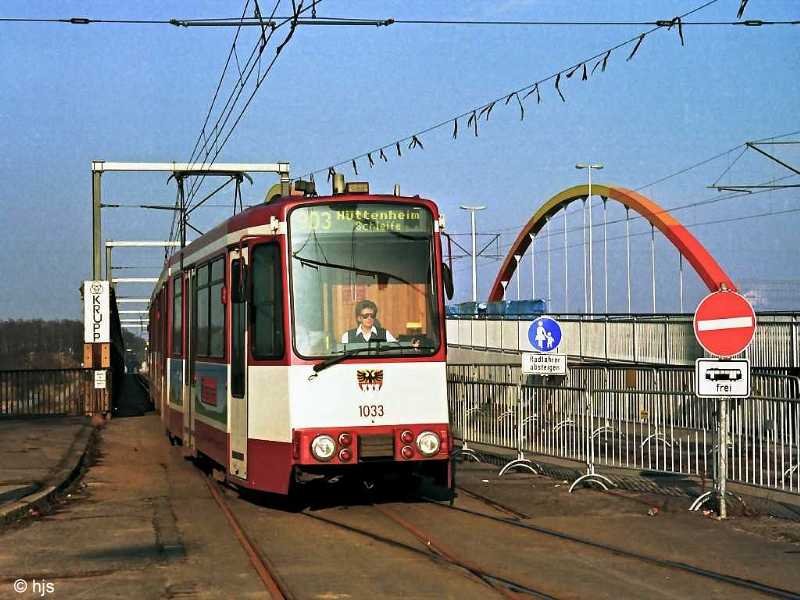 Tw 1033 auf der Behelfsbr�cke �ber die Ruhr (2. Februar 1997). Nach der Sperrung wurde die alte Aakerf�hrbr�cke abgebrochen. Nach Abbau der Br�ckenfelder wurde auf den Br�ckenpfeilern eine Behelfsbr�cke f�r die Stra�enbahn errichtet, die im August 1995 in Betrieb genommen werden konnte. Gleichzeitig wurde mit dem Bau einer neuen Br�cke begonnen, die im Hintergrund ihrer Vollendung entgegen geht. 
