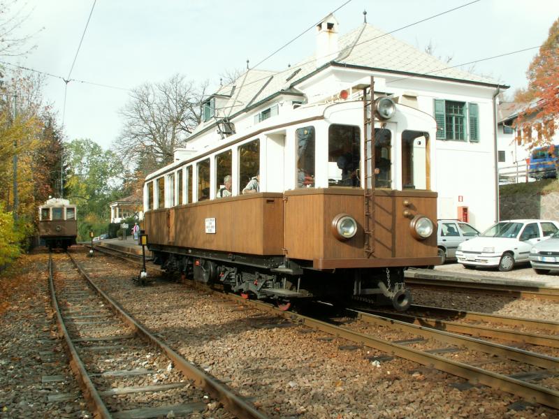 TW 105  Alioth  bei der Ausfahrt in Oberbozen Richtung Klobenstein.
Er wechselt sich tglich ab mit dem anderen 4 achser Nr.2(Grazer Waggonfabrik 1908)27.10.05