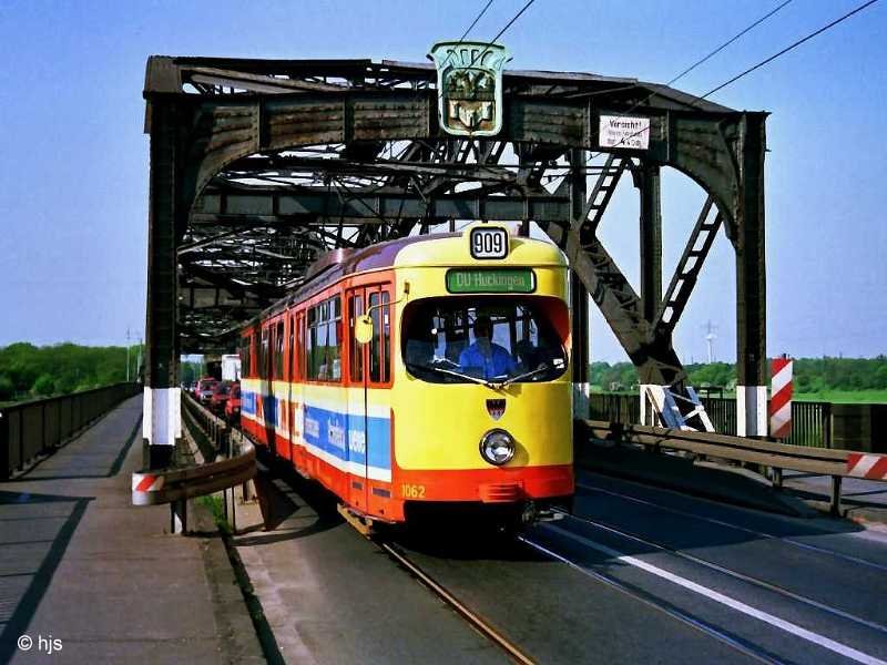 Tw 1062 auf der alten Aakerf�hrbr�cke (9. Mai 1989). Die alte Aakerf�hrbr�cke �ber die Ruhr zwischen Duissern und Meiderich - sch�n anzusehen und denkmalgesch�tzt - war auf Dauer dem st�ndig zunehmenden Verkehr nicht mehr gewachsen. Sie musste am 21. April 1995 wegen Bauf�lligkeit f�r den gesamten Verkehr gesperrt werden.