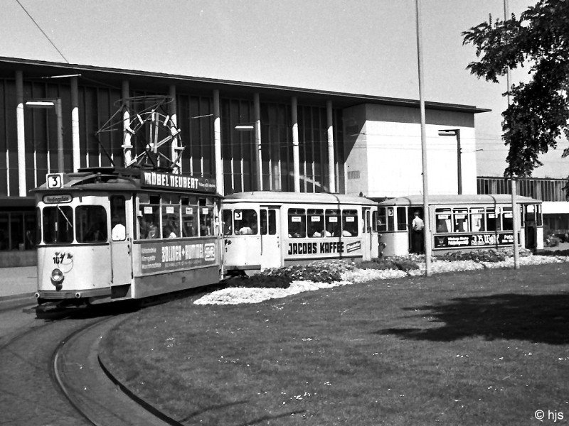 Tw 107 + Bw 161 + Bw 154 am Hauptbahnhof (14. August 1965)