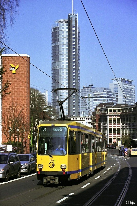 Tw 1105 auf der Gutenbergstrae (28. Mrz 2007). Im Hintergrund der RWE-Tower und rechts davon die RAG-Zentrale.