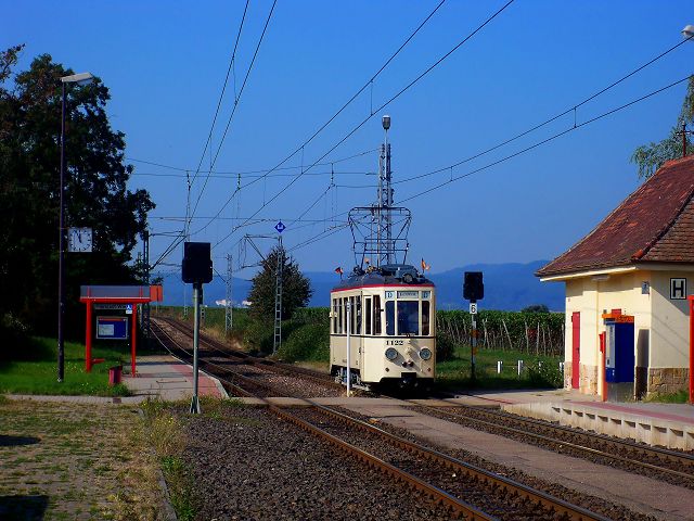 Tw 1122 fhrt anlsslich der Feier  20 Jahre VRN  als RNV-Express zwischen Bad Drkheim und Mannheim. Aufgenommen am 27.9.2009 in Ellerstadt West.