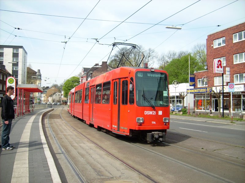 TW 114 am Tunnelerffnungstag auf Hhe der Haltestelle  Am Zehnthof . Der TW konnt oder wollte auch einfach garnicht einsehen, dass er nun ein Stadtbahnwagen ist ;-) Somit fuhr er dann mit der Beschilderung 403 Richtung Stadtmitte.
