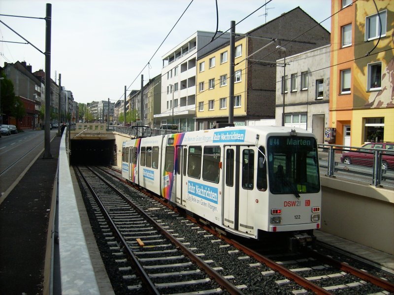TW 122 auf der U44 wartet an der Tunnelrampe auf freie Fahrt. Aufgenommen wurde TW 122 noch vor der offiziellen Tunnelerffnung.
