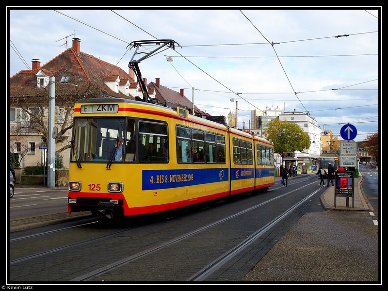 Tw 125 fhrt als Hrspielbahn, anlsslich der ARD Hrspieltage, von der Haltestelle Ebertstrae ab. Aufgenommen am 7.11.2009