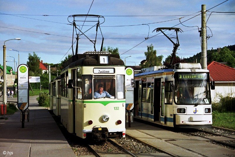 Tw 132 und Tw 605 an der Endst. Winzerla (9. Juni 1998)
