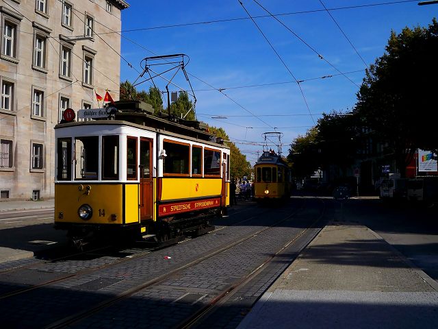 Tw 14 bei der Oberpostdirektion. Im Hintergrund sieht man Tw 95. Aufgenommen am 3.10.2009