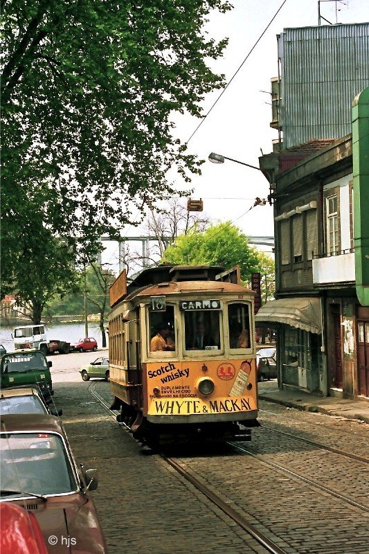 Tw 169 in der Rua da Restaura��o (3. Mai 1988). Im Hintergrund der Douro und die Arr�bida-Br�cke.