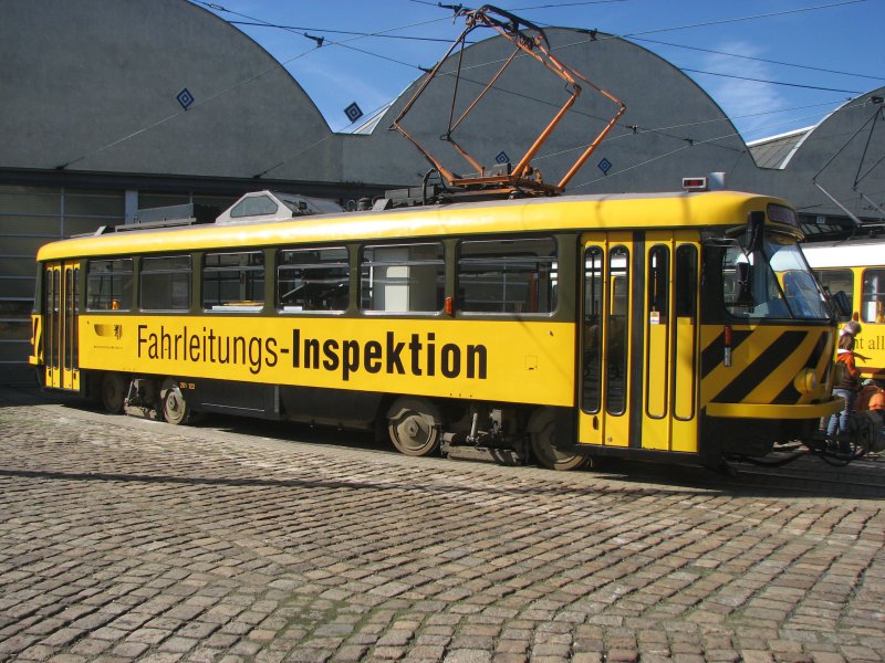 Tw 201 122 (T4D) Fahrleitungs-Inspektion der DVB-AG steht vor dem ehemaligen Straenbahnhof Tolkewitz.16.09.07.
