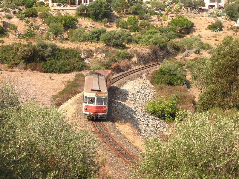 TW 201 schiebt den Steuerwagen des Zug 313 von I´lle Rousse nach Calvi am 29.8.07. Hier ist er gerade kurz hinter Algjola.