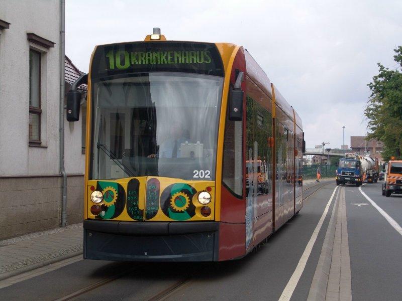 Tw 202 im  stromlosen Abschnitt  kurz vor dem Hauptbahnhof
Datum: 26.07.05