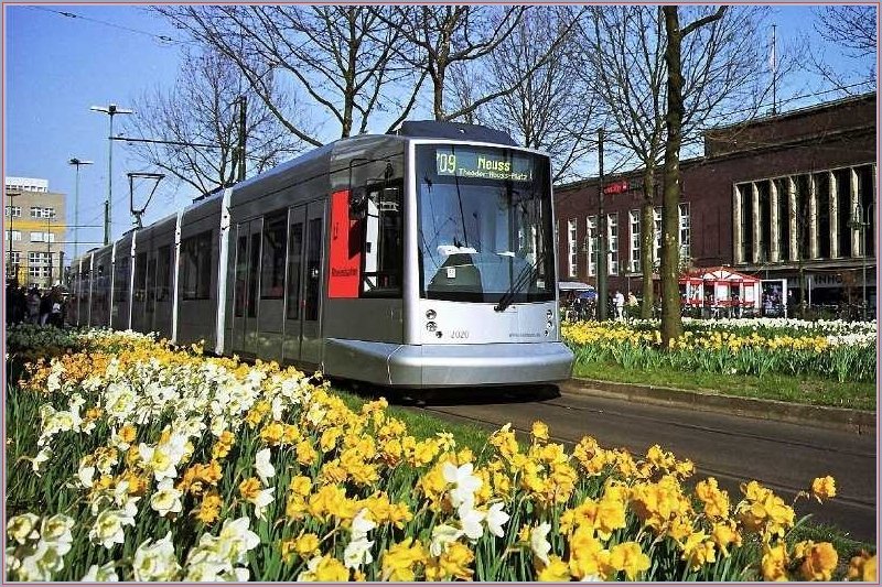 Tw 2020 vor dem Hauptbahnhof (3. April 2002)