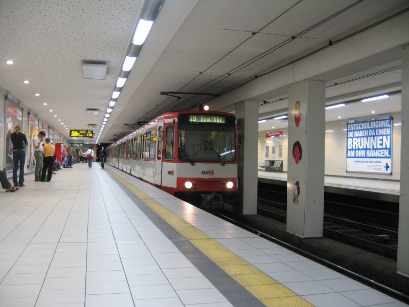 TW 2037 fhrt am 16. Juni 2007 als Linie 19 in die Haltestelle Appellhofplatz (Breite Strae) ein. 