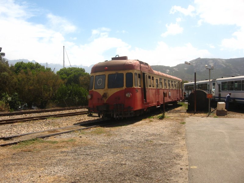 TW 204 steht im  BW  von Calvi 20.8.07. Das Bild endstand von einem Parkplatz aus