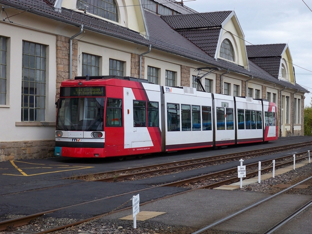 Tw 206 der Verkehrsbetriebe Ludwigshafen steht beim Betriebshof in Bad Drkheim Ost. Aufgenommen am 26.10.2009