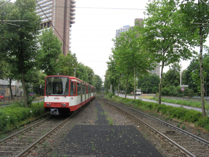 TW 2117 fhrt am 15. Juni 2009 als Linie 19 in die Haltestelle Eifelwall ein. Das Ziel ist auf Grund der Streckensperrung zwischen Dom / Hauptbahnhof und Breslauer Platz / Hauptbahnhof Dom / Hauptbahnhof. Die Streckensperrung war wegen Bauarbeiten fr die Nord-Sd-Stadtbahn ntig geworden. 