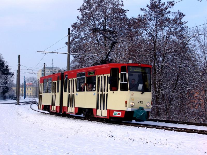 Tw 212 fhrt am 27.12.05 auf der Linie 3 zur Europa-Universitt. Hier befindet sich der KT4Dm gerade im Gleisdreieck J.-Eichhorn-Str. kurz hinter der Hst. H.-Hildebrand-Str.