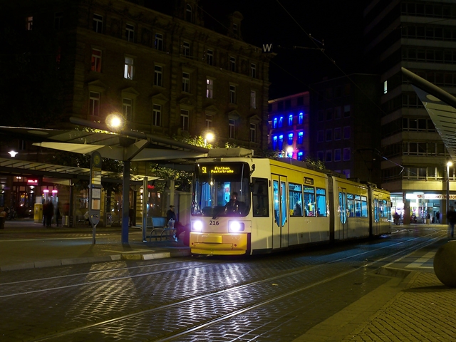 Tw 216 steht als Linie 51 am Mainzer Bahnhofsvorplatz. Aufgenommen am 25.10.2009