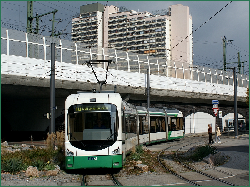 Tw 217 hat gerade die (H) Schtzenstrae in Ludwigshafen verlassen (29. September 2009)