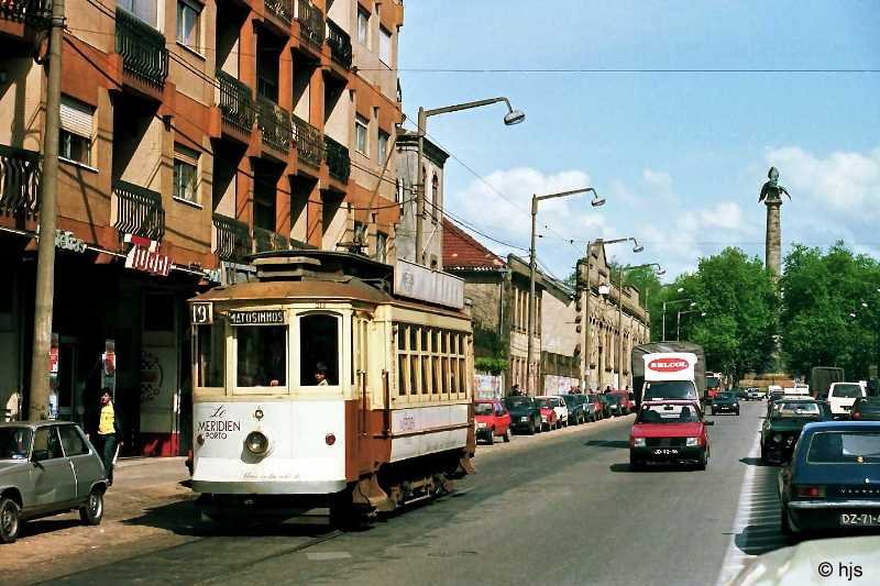 Tw 218 auf der Av. da Boavista (3. Mai 1988). Hinten links die Seitenwand der Wagenhalle des Depots Boavista. Die Gleise auf der Av. da Boavista lagen ein St�ck weit links und rechts am Stra�enrand, um dann in die Mittellage umzuschwenken.