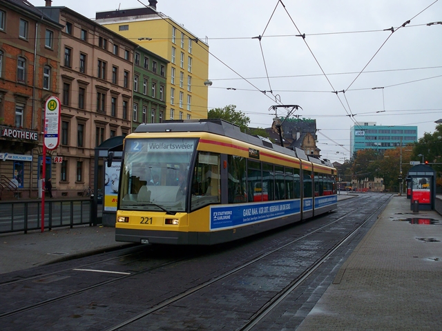 Tw 221 fhrt als Linie 2 nach Wolfartsweier. Aufgenommen am Durlacher Tor am 10.10.2009