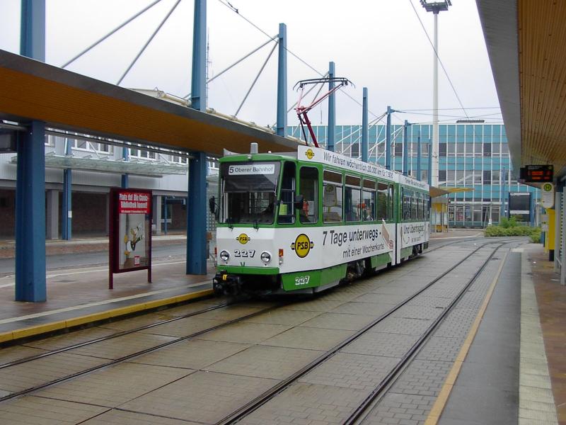 Tw 227 in der Hst. Plauen Oberer Bf.
(03.08.2005)