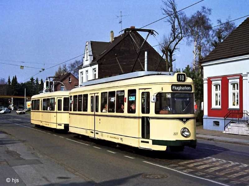 Tw 227 wurde bereits 1991  museal  hergerichtet, stand aber noch bis 1995 im Liniendienst. Es wurde sogar ein Beiwagen (Nr. 183) farblich angepasst. Hier sehen wir das Gespann am 12. M�rz 1993 an der (H) Tilsiter Stra�e. Bw 183 ging 2000 nach Arad (Rum�nien).