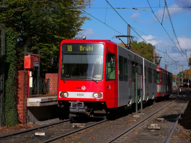 Tw 2302 als Linie 18 in Buchheim Herler Stra�e. Aufgenommen am 25.10.2009