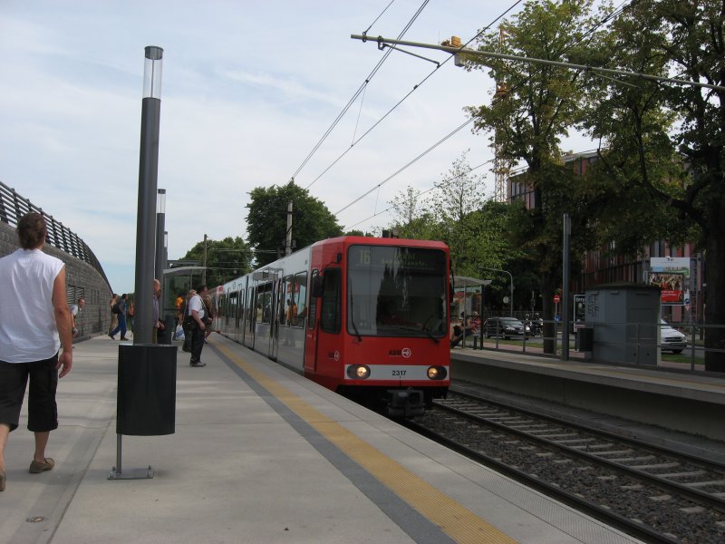 TW 2317 ist am 29. Juli 2009 auf der Linie 16 unterwegs gewesen. Hier bei der Einfahrt in die  neue  Station  Schnhauser Strae . Hier hatte man frher, um einen barrierefreien Zugang zu den Straenbahnen zu bekommen, provisorisch den 35cm hohen Betongbahnsteig mit Holz auf 90cm aufgestock.