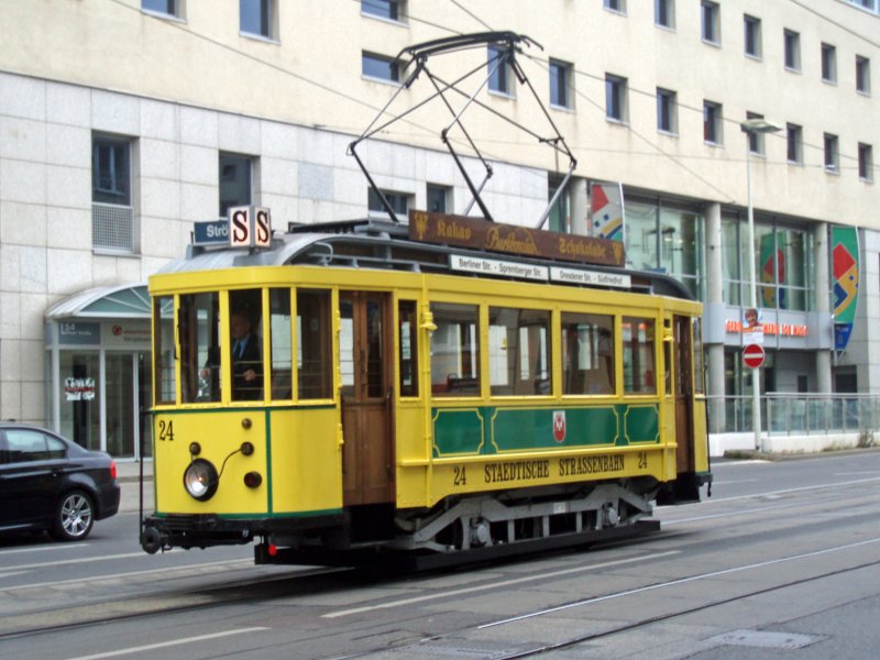 Tw 24 am 20.09.08 an der Kreuzung Berlinerstra�e/Bahnhofstra�e in Richtung Bahnhofstra�e .
