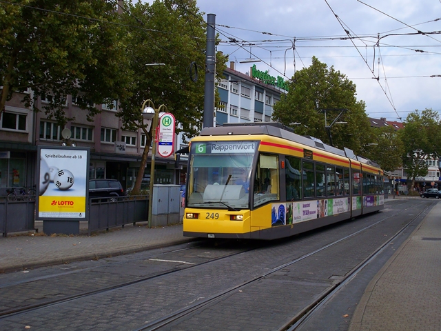 Tw 249 fhrt als Linie 6 nach Rappenwrt. Aufgenommen am Entenfang am 8.10.2009