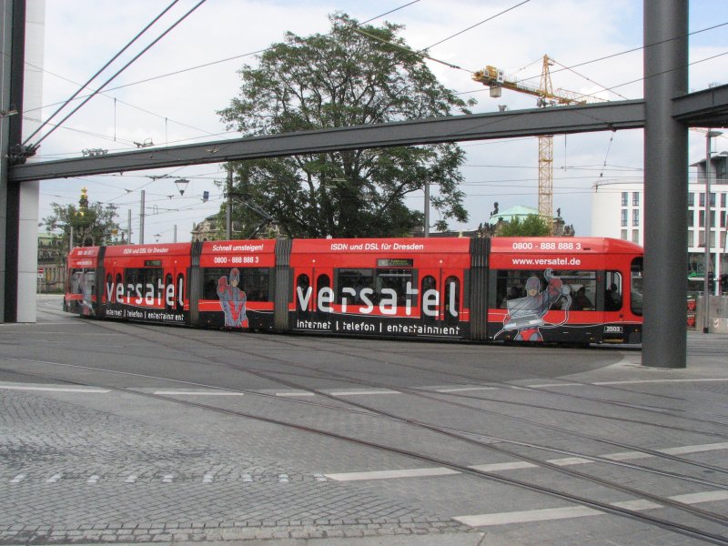 Tw 2503 der DVB AG mit Werbung versatel auf der Linie 4 nach Laubegast.02.09.07.