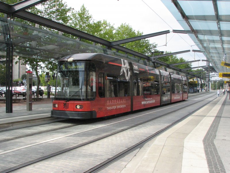 Tw 2520 (NGT 6DD)mit Vollwerbung fr Sarrasani Theater Dresden auf der Linie 8 nach Sdvorstadt.02.09.07.