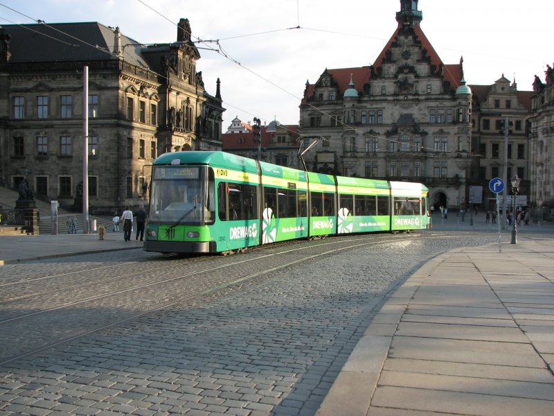 Tw 2542 mit Vollwerbung f�r die DREWAG auf der Linie 9 nach Kaditz.06.09.07.