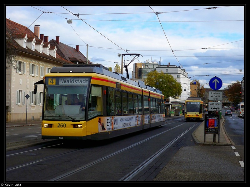 Tw 260 als Linie 4 nach Waldstadt bei der Haltestelle Ebertstrae. Aufgenommen am 7.11.2009