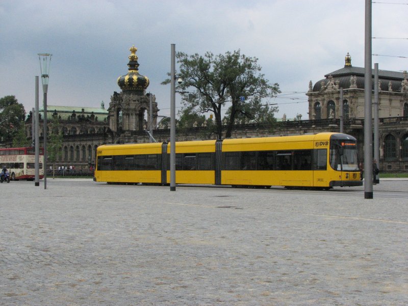 Tw 2612 der DVB AG auf der Linie 10 nach Friedrichstadt f�hrt am Dresdner Zwinger vorbei.02.09.07.