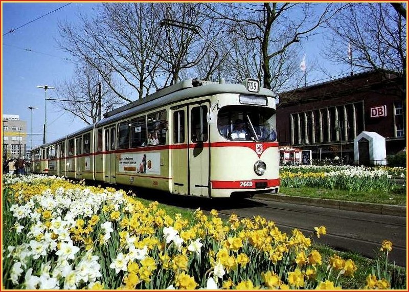 Tw 2669 + Bw 1661 vor dem Hauptbahnhof (3. April 2002)