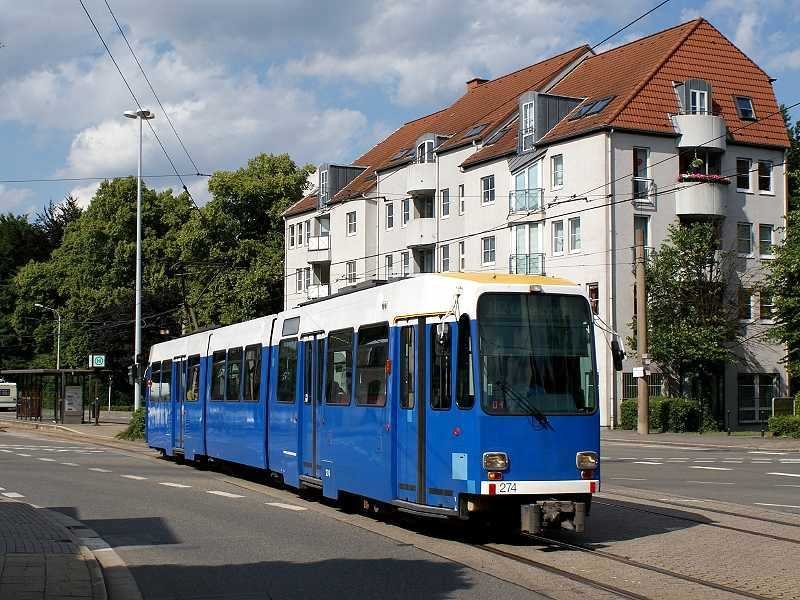 Tw 274 hat gerade die (H) Heuweg verlassen (12. Juni 2009). Die blaue Farbe ist das �berbleibsel einer Werbebeklebung.