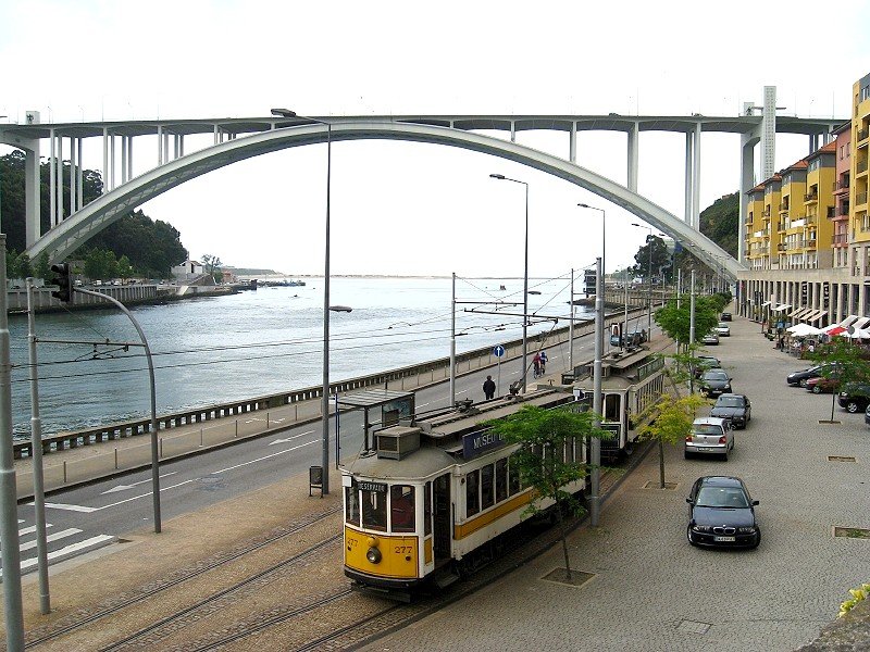 Tw 277 und 275 am Douro-Ufer mit der Arrbida-Brcke und der Douro-Mndung im Hintergrund (10. Mai 2009)