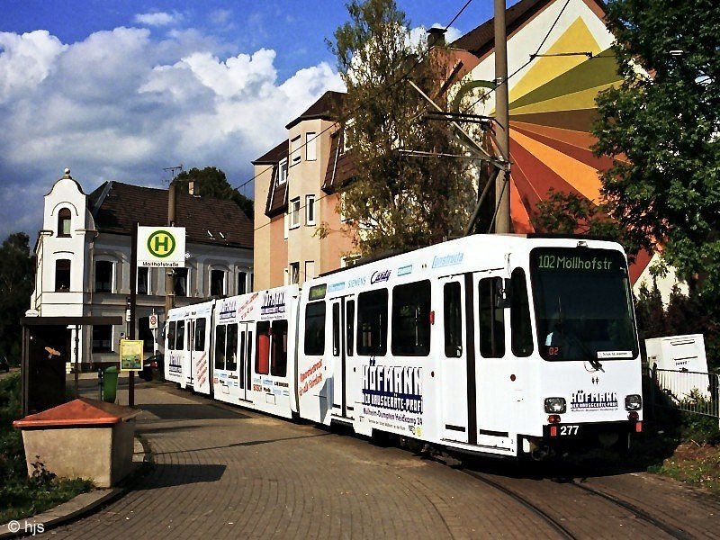 Tw 277 an der Endst. M�llhofstra�e (25. September 2000). Rund zwei Monate sp�ter wurde - nach endlosen Querelen - die Haltestelle durch die nur wenige Meter entfernte zweigleisige Endstelle  Oberd�mpten  ersetzt.