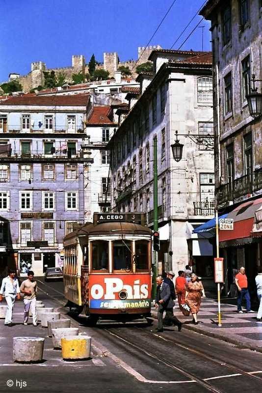 Tw 282 auf der Pra�a da Figueira (14. Juni 1986). Und �ber allem thront das Castelo S. Jorge.