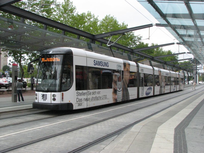 Tw 2831 (NGT D 12 DD)mit Vollwerbung f�r Samsung auf der Linie 11 hier in der Haltestelle Postplatz.02.09.07. 
